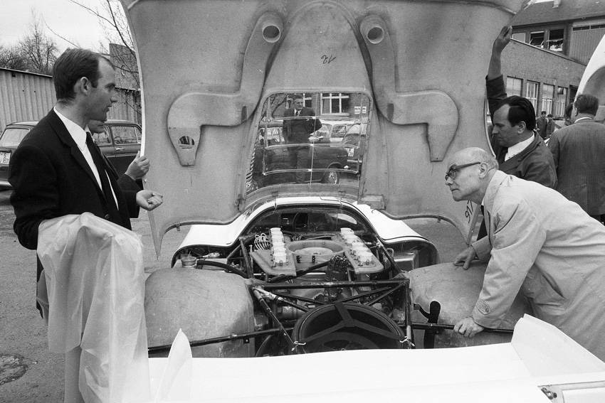 自ら開発した12気筒エンジン搭載の917とピエヒ（左）：1969年