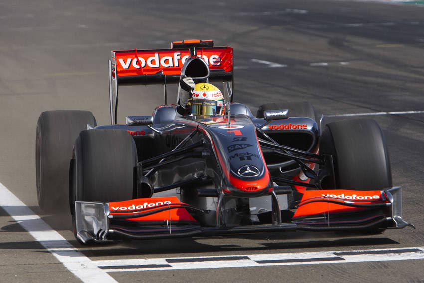 2009年のハンガリー・グランプリでF1ハイブリッド(KERS)に初優勝をもたらしたマクラーレンF1/ルイス・ハミルトン