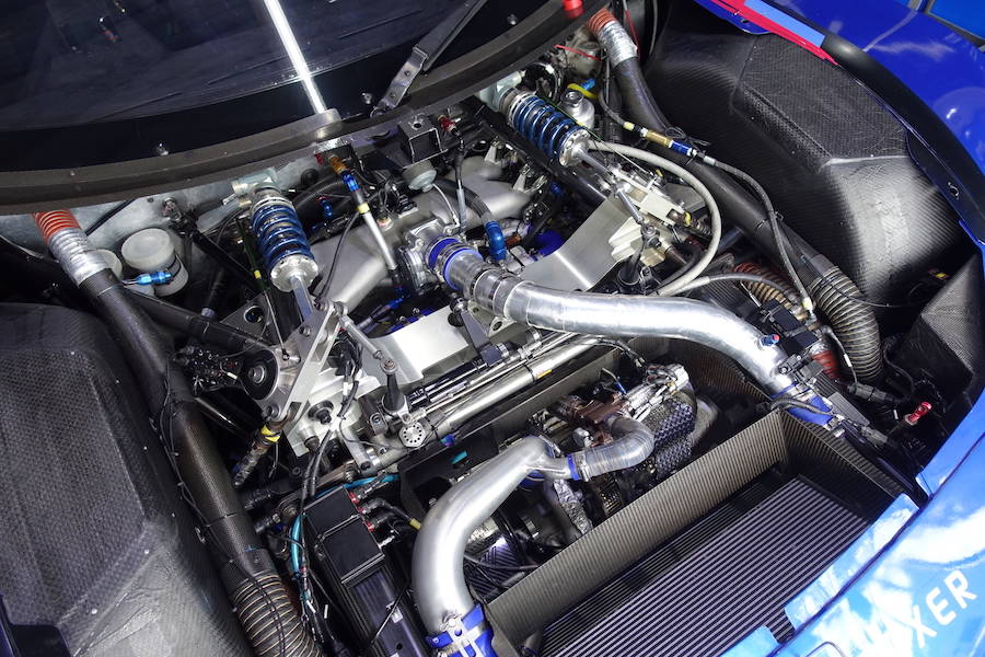 BRZ GT300のエンジンルーム。バルクヘッドから2本のコイル付きダンパーが見える。これがフロントダンパー
