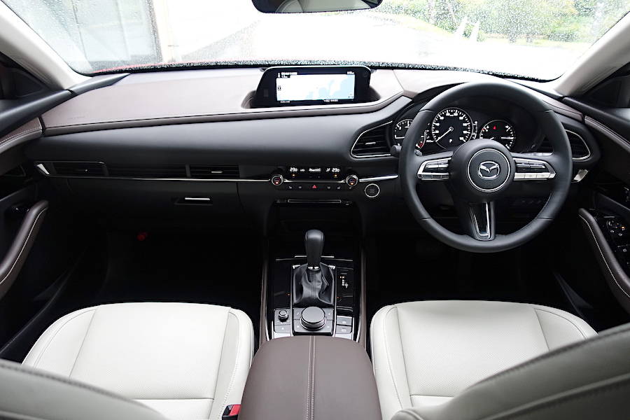 広めのセンターコンソールでカップルディスタンスはCX-5と同等の広さを持つ