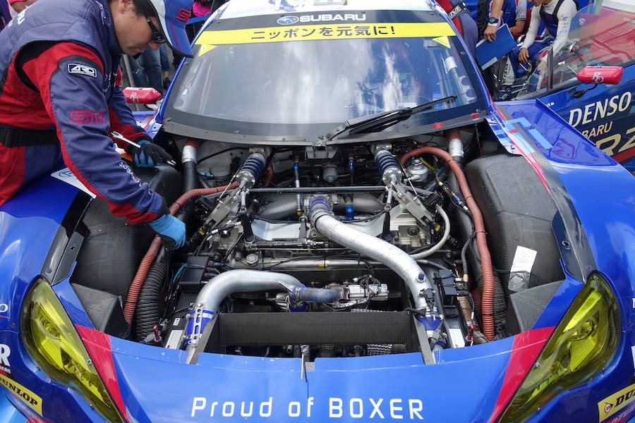 決勝前のグリッドでフロントの車高をあげる作業を行ない、雨対策をしたが・・・