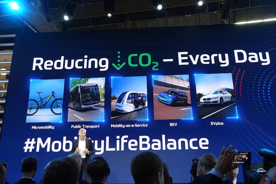 ZFのCEOウルフ＝ヘニング・シャイダー氏。ZFは大型バスからロボタクシー、自転車に至るまで数多くの次世代ソリューションを展示