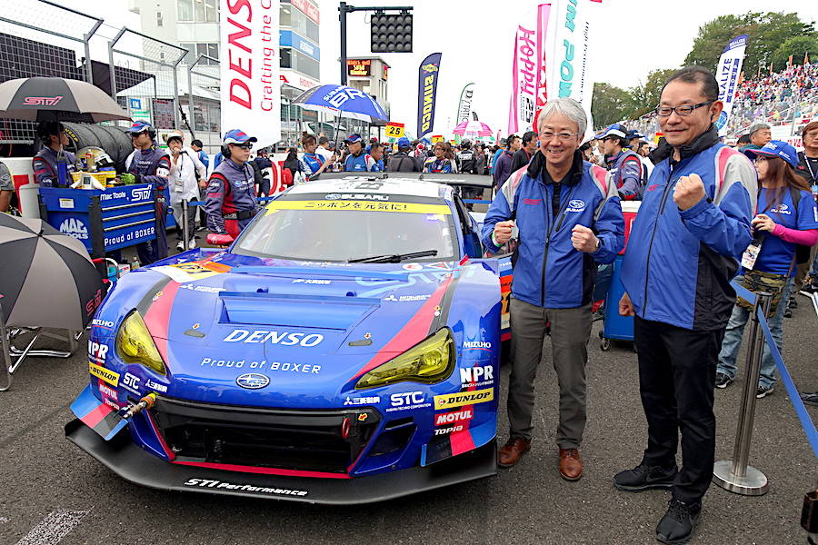 （左）スバルの中村知美社長と（右）大拔専務