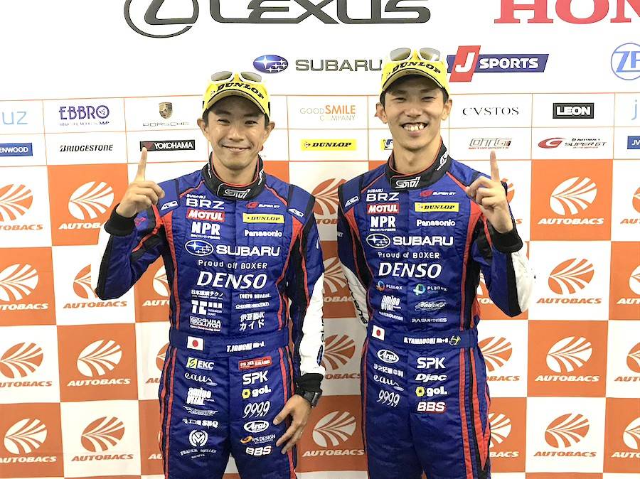 山内英輝（右）がコースレコードを塗り替え、ポールポジションを獲得した「やっぱりスバルは・・・1」ポーズを決める