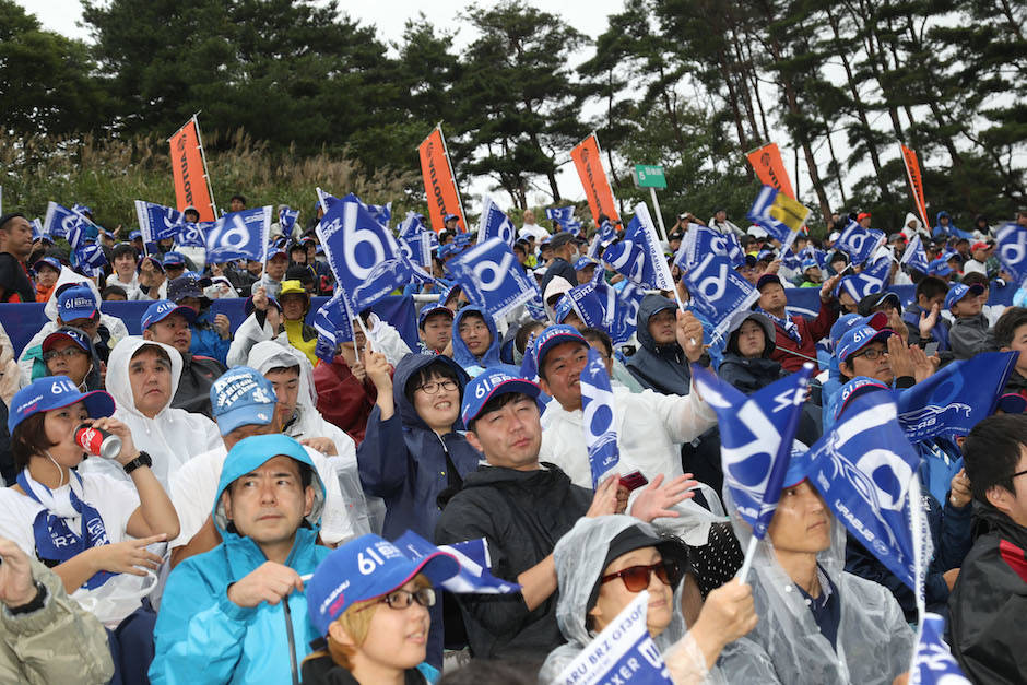 スバル応援団でブルーに染まるスタンド