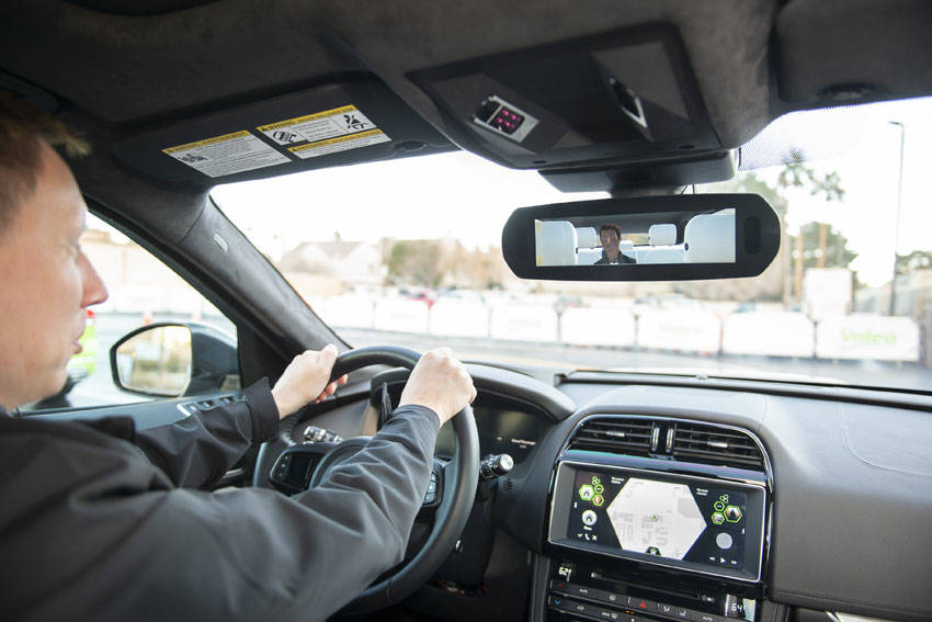 車外にいる人がデジタル・バックミラーにあたかもリヤ席の乗員のようにヴァーチャル表示される