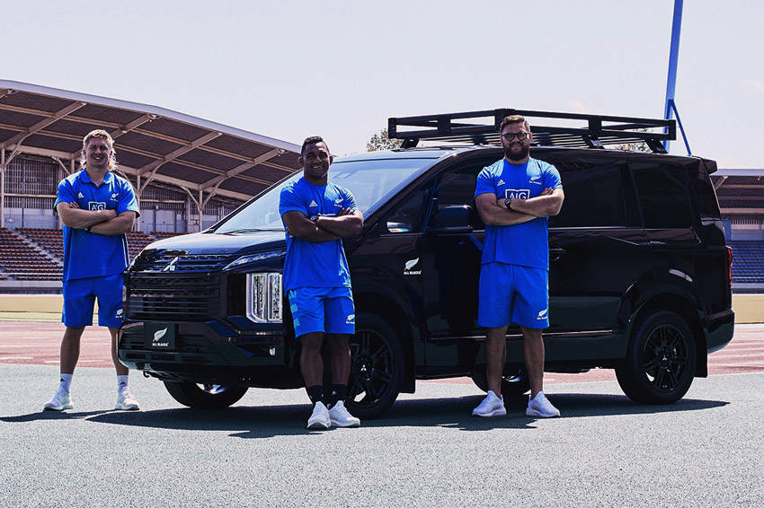 デリカD:5「ALL BLACKS Edition」とラグビー・ニュージーランド代表のジャック・グッドヒュー選手、セヴ・リース選手、アンガス・タアヴァオ選手（左から）