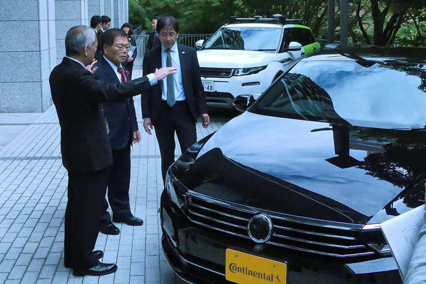 自動運転車を視察する内閣府特命・科学技術政策担当の竹本直一大臣