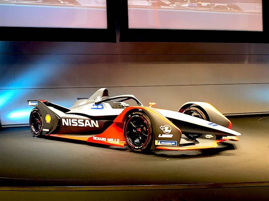 シーズン6は日産のワークスカラーに変更して参戦する