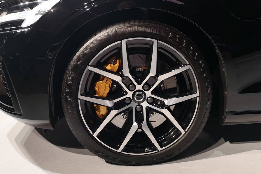 ボルボ S60 T8ポールスター・エンジニアードに装着される235/40R19サイズのコンチネンタル・プレミアムコンタクト6、鍛造アルミホイール、6ポット・キャリパー