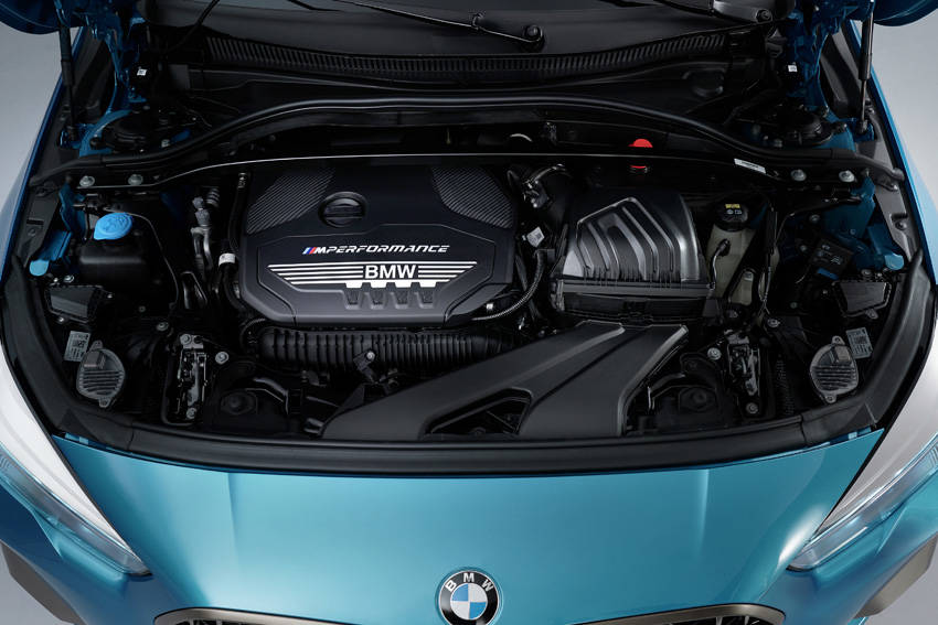 フロントに横置きされるB48A20T型2.0L・4気筒直噴ターボエンジン
