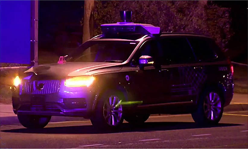 事故直後のウーバー社のボルボXC90。右前が損傷している