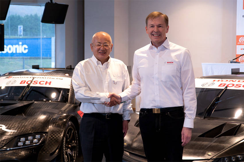 スーパーGTアソシエイションの坂東正明氏(左)とボッシュのマルクス・ハイン取締役