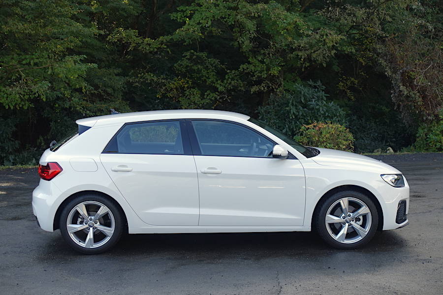 A1スポーツバック　35 TFSI アドバンスのサイドビュー。国内ではベースモデルとなる