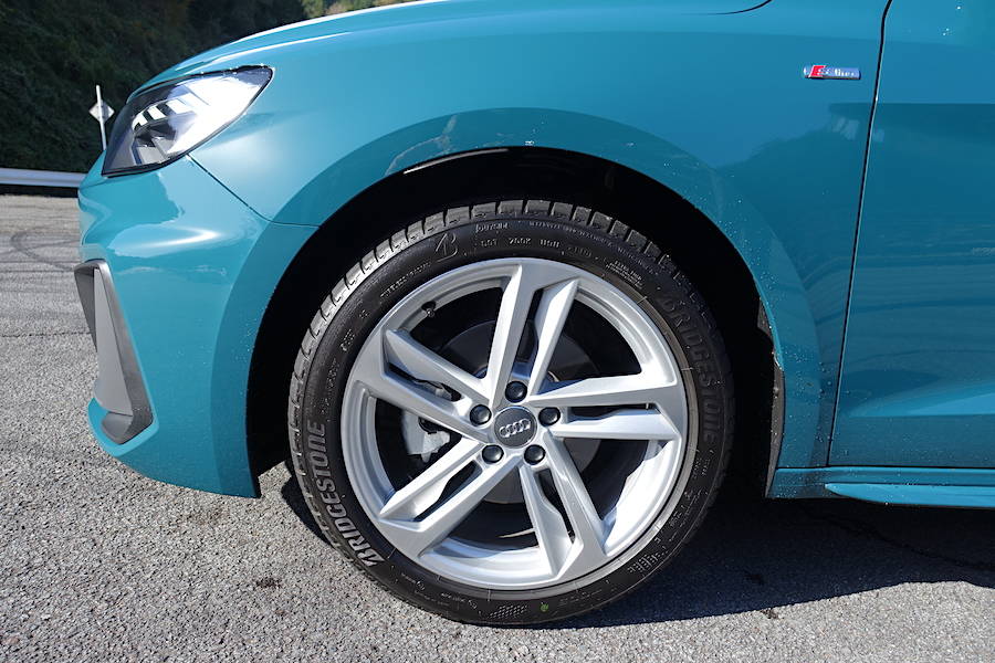 新型A1スポーツバックのS Lineとアドバンス共にタイヤサイズは215/45R17が装着される