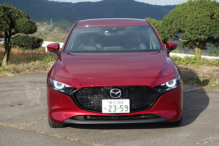 正面からはグリルデザイン、ヘッドライトなどマツダ共通のデザインで、ひと目でマツダ車だとわかる