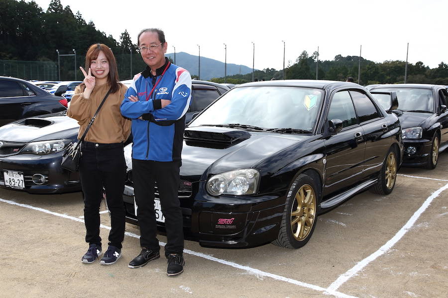 大塚秀代さん18歳。静岡県島田市から初心者マークをつけて参加。STIの平岡社長と記念写真