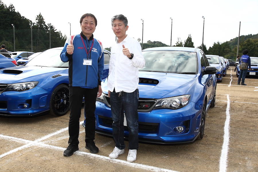 東京練馬から参加した浅見康光さんはスバル/STIへの要望を伝えていた。左）STI取締役開発本部長の森宏志さん