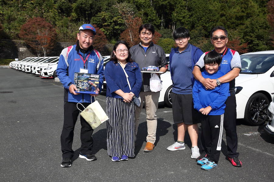 静岡県の藤枝市から参加した笹野裕明さん（48歳）、奥様の裕美（ゆみ）さん、お兄ちゃんの陽介くん（中2）とまことくん（小学2年）。右はSTI車両実験部ハンドリングエキスパートの辰己英治さんと左がニュルブルクリンク24時間レース監督のSTIモータースポーツ技術統括部プロジェクト主査の沢田拓也さん