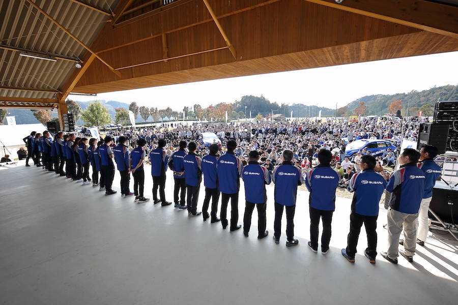 1000台のWRXオーナーの前に並ぶ、スバル/STIの開発関係者たち