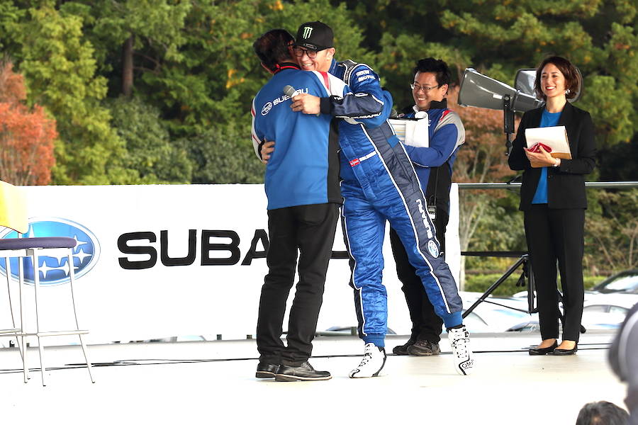 ステージではSTI平岡社長との再会を喜ぶ