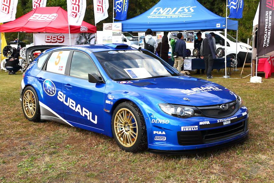 2008年WRカーのインプレッサ。ペターがドライブ