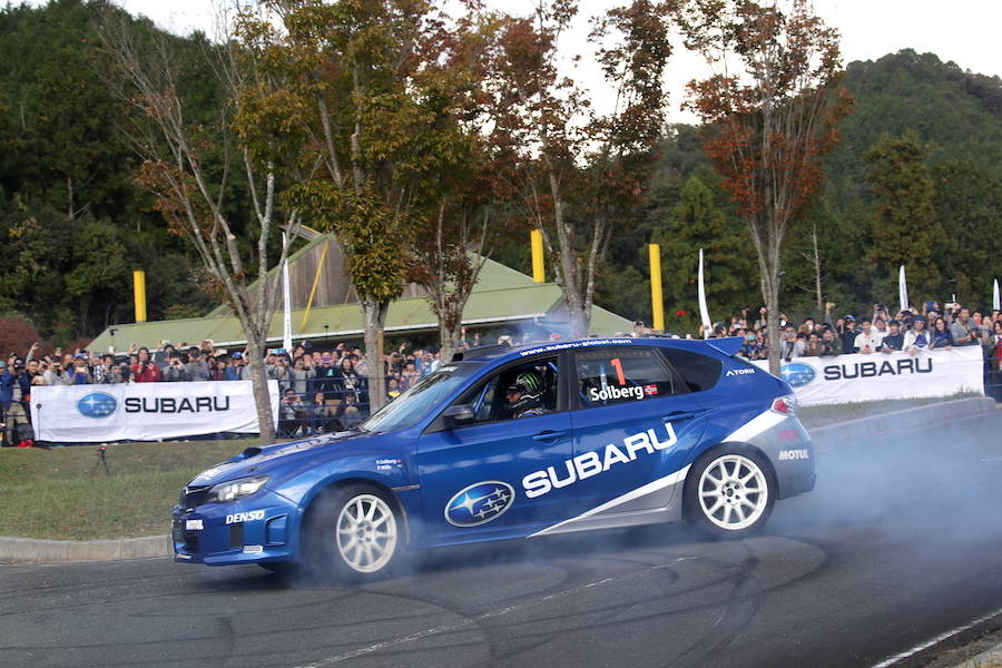 狭小スペースでもドーナッツターンを見せるペター ソルベルグ