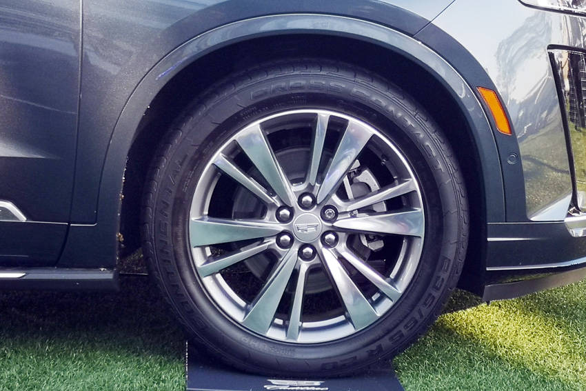 タイヤは235/65R20サイズのコンチネンタル・クロスコンタクト