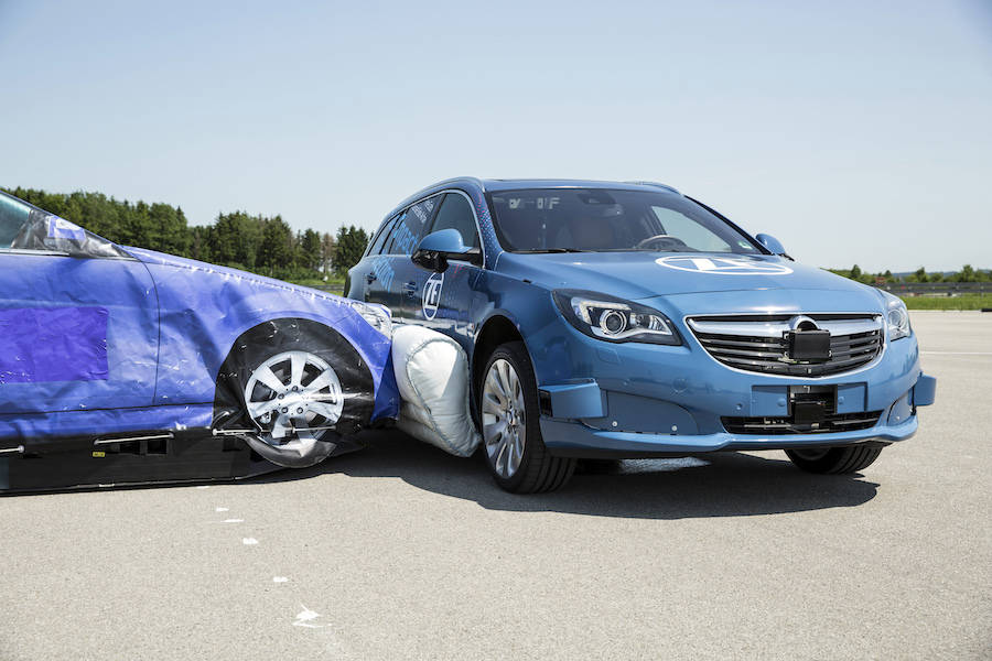 車両の外で展開するエアバッグ。統合安全制御により、衝突直前に展開し被害軽減に