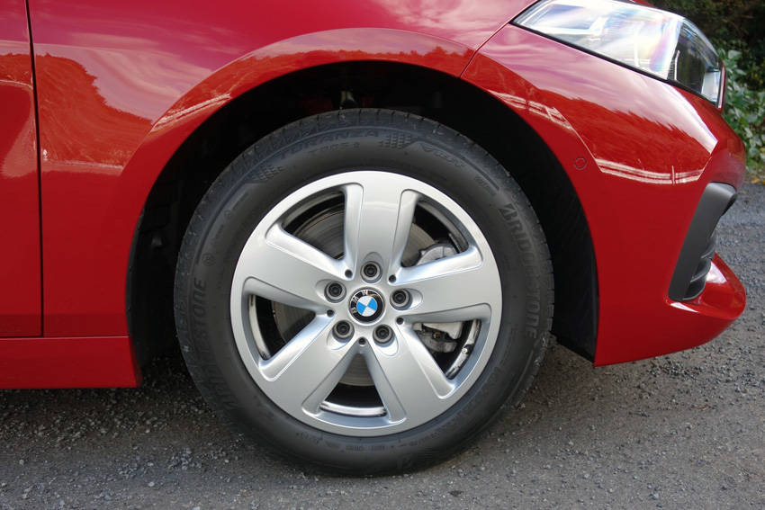 BMW 1シリーズ Cセグメントのど真ん中でブランドを主張【試乗記】（FF/7速DCT）