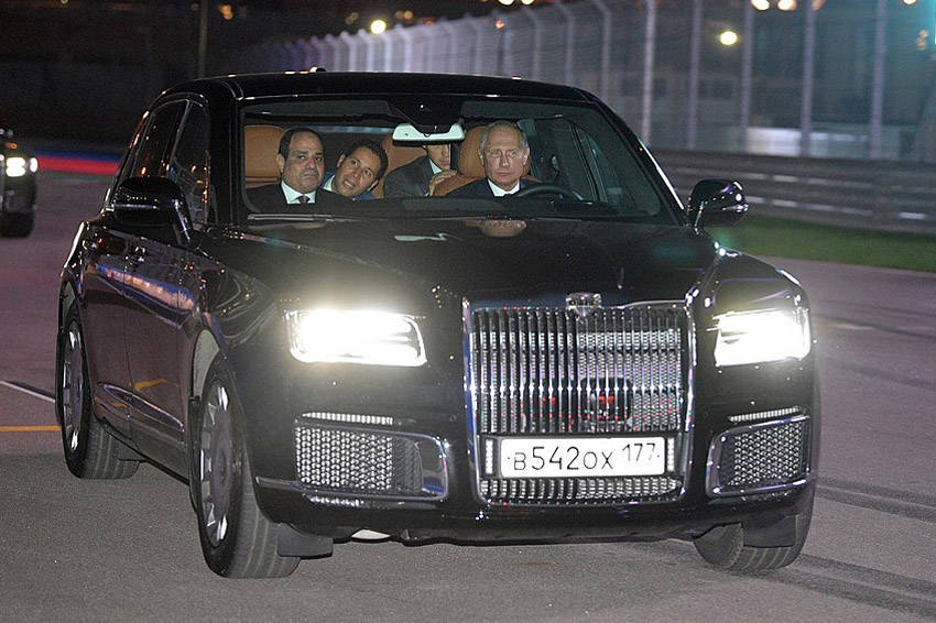 プーチン大統領自らがステアリングを握って運転