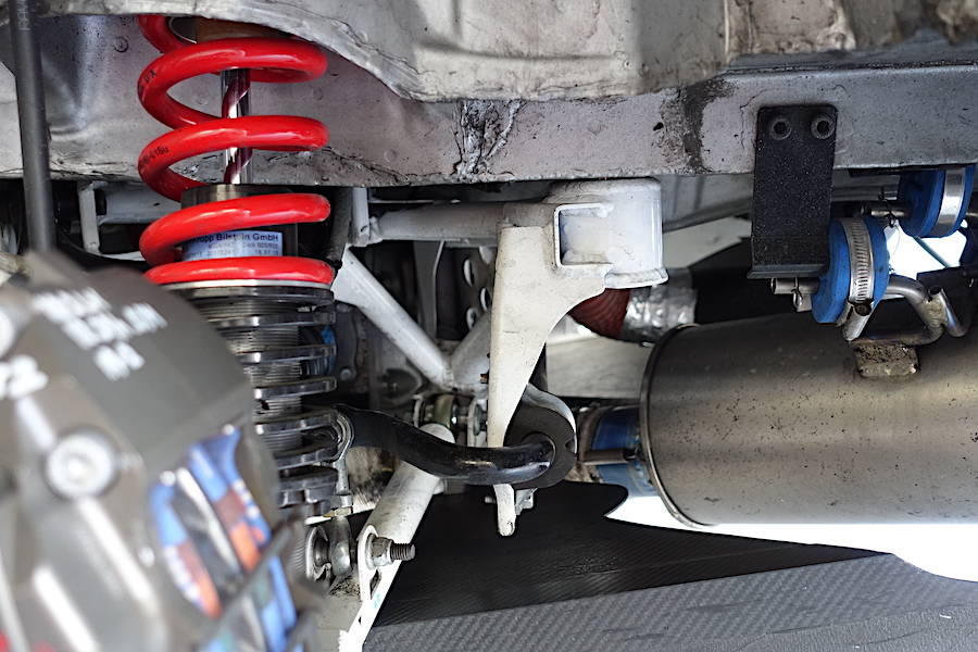 この日のテスト車は、リヤのサブフレーム取り付けをピロボールに変更し、取り付け剛性を上げてきた