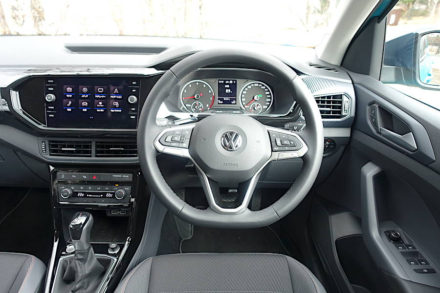 操舵は軽く運転しやすい。ワインディング、高速、駐車場どんな場面でも自然に操作できる