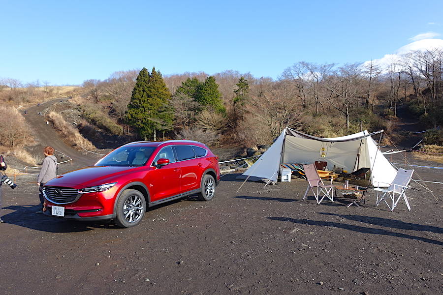 マツダもキャンプの提案など、オフロードに遭遇するような場面も積極的にアピールしていた