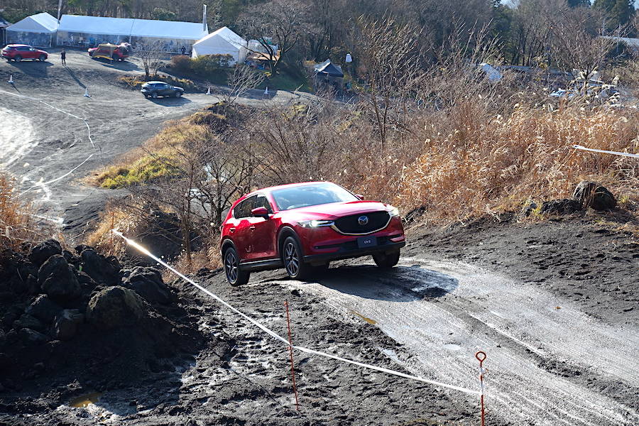 CX-5。ぬかるんだ急登坂でも新装備のオフロード・トラクション・アシストは不要。ノーマルタイヤでそのまま登坂できる