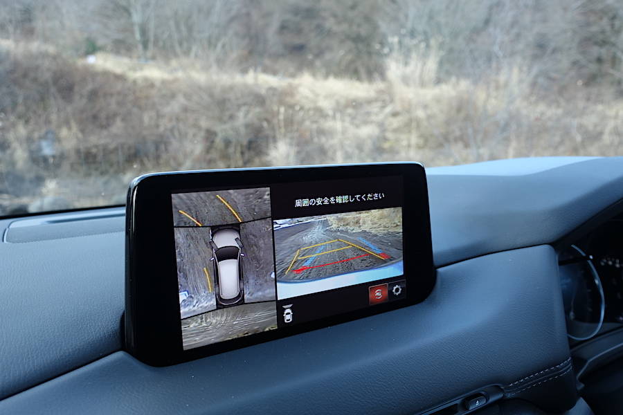 意外と便利なのがフロントビューカメラ。急斜面の上りで空しか見えない状況や住宅街での交差点などで威力を発揮