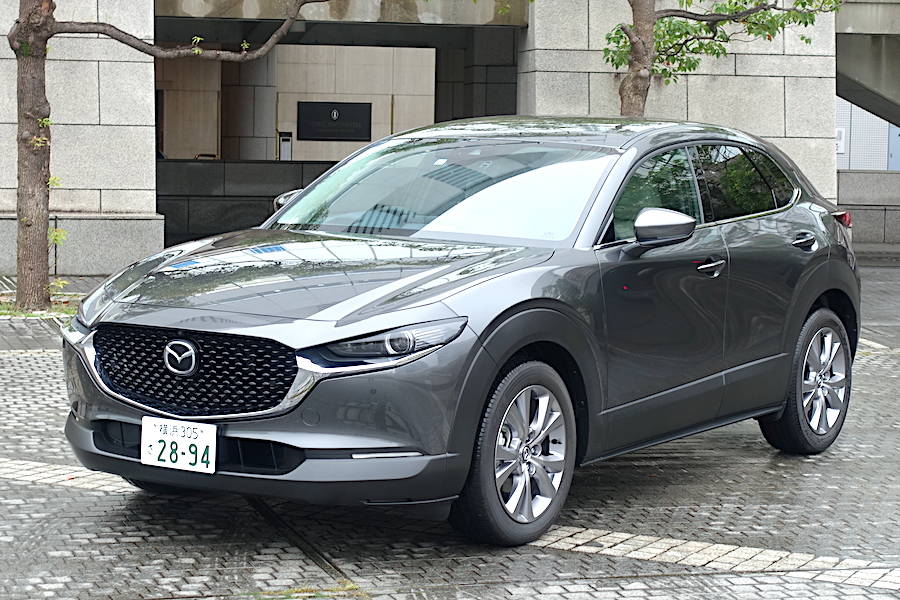 CX-3とCX-5の中間サイズとなるCX-30。なぜかCX-4ではないのだが、ボディサイズに拘ったモデルだ