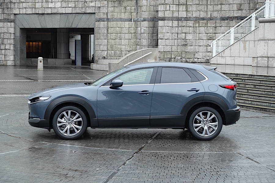 ボディサイドの映り込みはCX-30の特徴のひとつだ