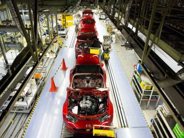 多車種混流の生産ライン。宇品第1工場ではロードスター、CX-30、CX-5、CX-8、CX-9、フィアット124スパイダーが同じラインで生産されている