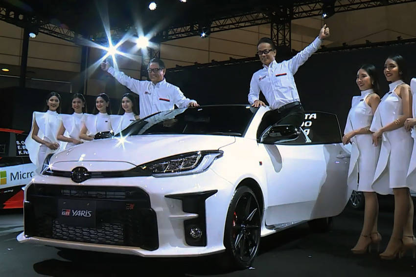 東京オートサロン2020で、GRヤリスを発表したGAZOOレーシング・カンパニーの友山茂樹プレジデントと、サプライズ登場した豊田章男社長