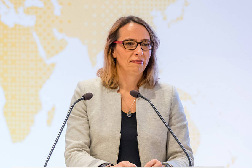 ボロレ氏解任により暫定CEOに指名された暫定CEOのクロチルド・デルボCFO