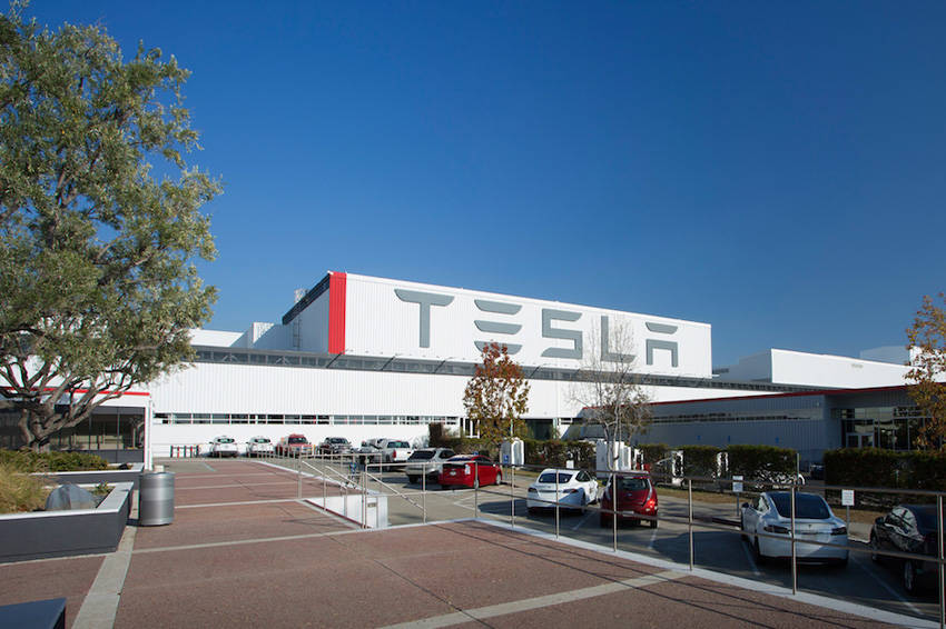 テスラのフリーモント工場。もともとはGM/トヨタの合弁工場の跡地