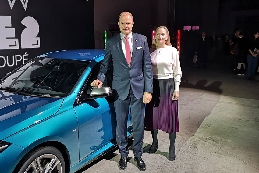 新型2シリーズ グランクーペとパックマンのキャンペーンを紹介した クリスチャン・ヴィードマンBMWジャパン社長と、ブランド・マネジメント担当のミカエラ・キニガー氏