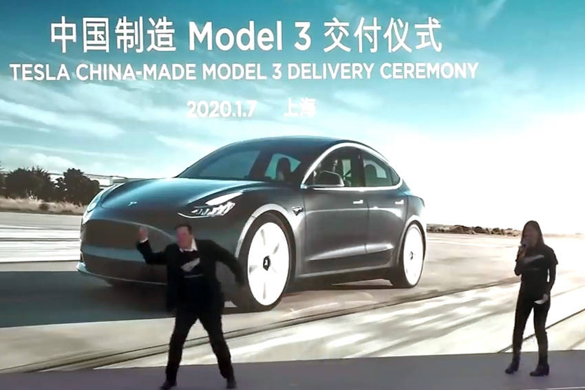 ラインオフ式で踊るイーロン・マスクCEO
