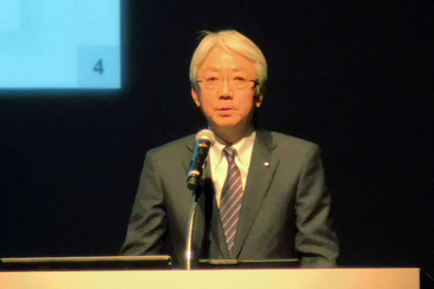 ブランド戦略と企業目標をプレゼンテーションする中村知美社長