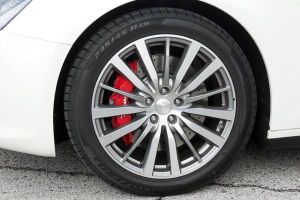 今回の試乗車は19インチのスタッドレスを装着