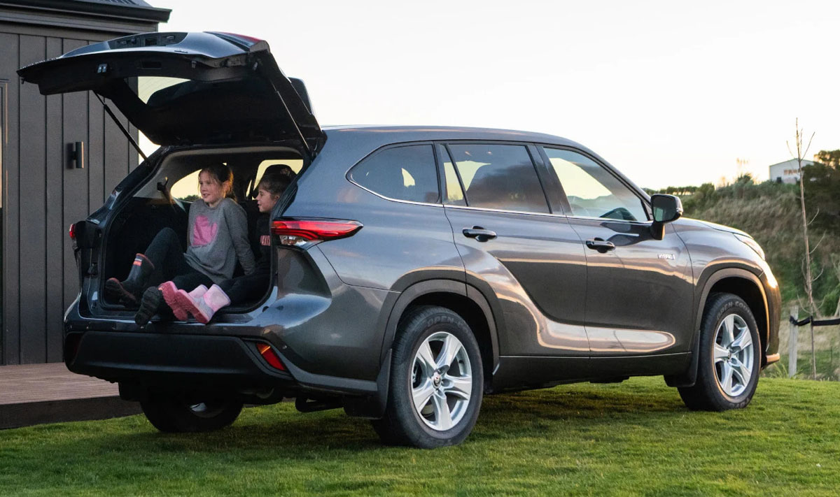 トヨタ】ニュージーランド向け右ハンドルのハイブリッドSUV