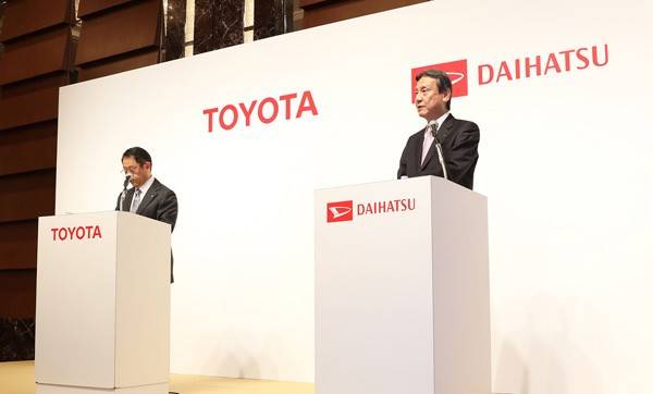 2016年1月29日の共同記者会見に臨むダイハツ工業の三井正則社長（右）。「BMWにおけるMINIのような存在に」というコメントも注目を浴びた