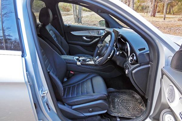 シートはベーシックなGLC250がファブリック、スポーツがレザーコンビと本革仕様の2種