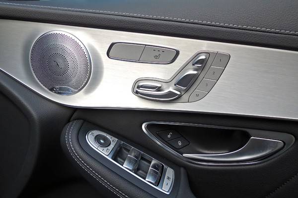 GLC250スポーツはメモリー機能付きパワーシートを標準装備